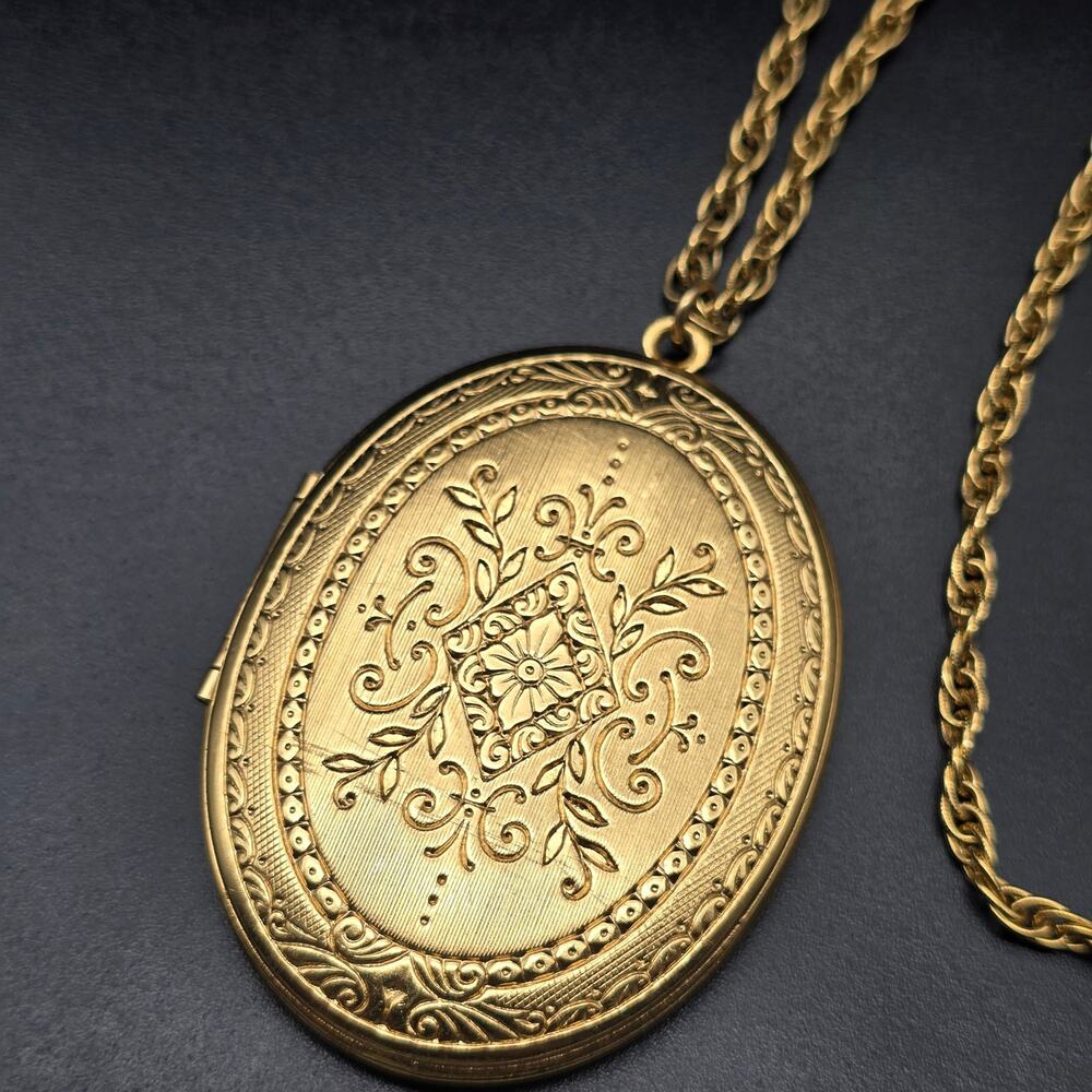 Trifari Gold Tone Locket Chain Necklace Vintage Costume Jewelry